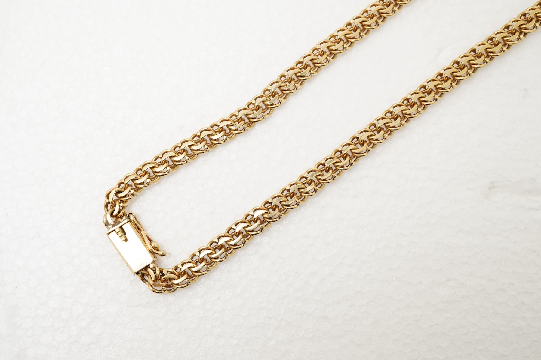 A gold chain necklace